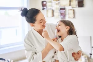 ¿Cómo enseñar a los niños a cepillarse correctamente los dientes?
